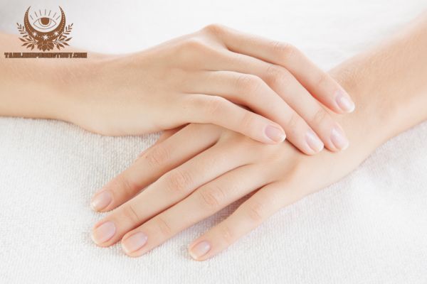 Bàn tay trắng và mềm – Dấu hiệu quý phái